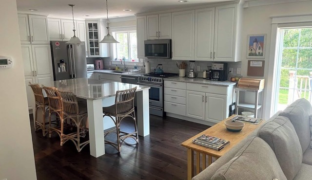 Lovely spacious MV 3-bdr, 3 bath island home, sleeps 12, air and comm. pool.