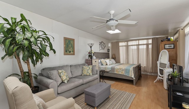 Lovely Spacious Patio Guestroom with Beautiful Deck and Hot Tub