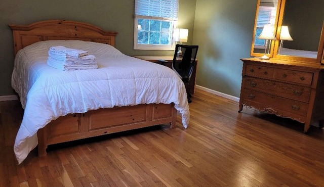 Lovely, Spacious & Sunny: Sleeps 6 - Near Duke, UNC & Downtown Durham w/Nature!