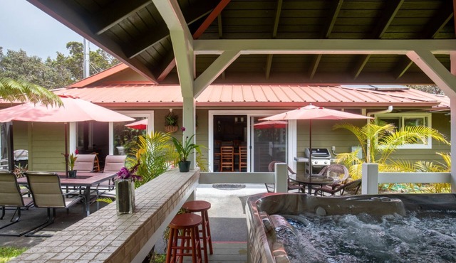 Lovely, Spacious Villa with HotTub, Outdoor Dining, Fire Pit