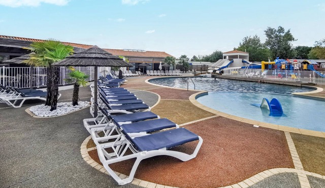 Lovely (sta)caravan in Talmont-Saint-Hilaire with heated swimming pool