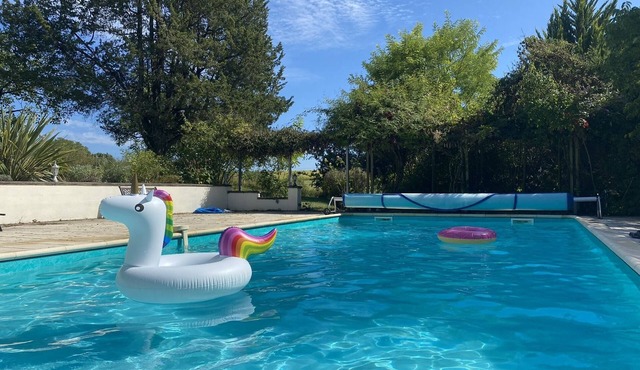 Lovely stone country house + guest house on a 4-ha estate with pool & jacuzzi