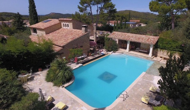 Lovely stone farmhouse in plein❤️des Alpilles On one hectare of wooded land