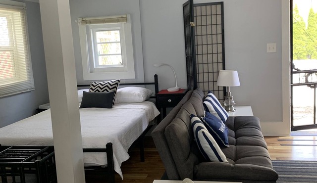 Lovely Studio Cottage. Great Location inside gates! Gate fees extra 5-29 to 9-7