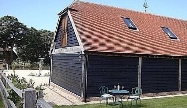 Lovely studio apartment in grounds of beautiful renovated barn near Chichester.