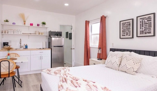 Lovely Studio apartment with AC in sunny Sarasota-6 miles away from Siesta Key