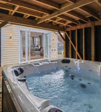 Lovely studio cabin. Hot tub ex £40 per night