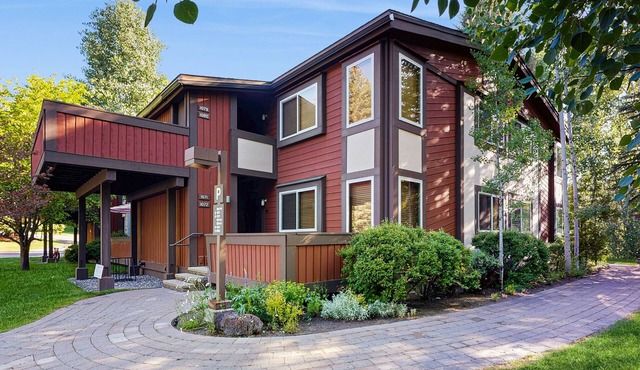 Lovely Studio Close to Dollar Mountain w/Full Kitchen/Free WiFi/Deck/Netflix