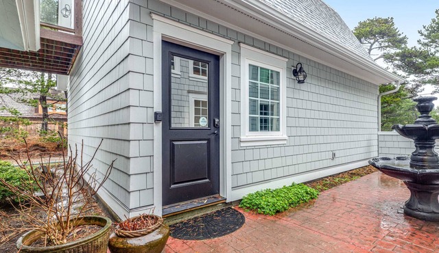 Lovely studio guesthouse with ocean views, outdoor deck & washer/dryer
