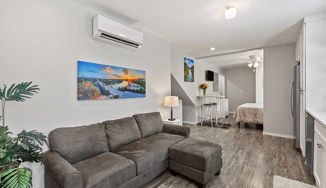 Lovely studio in HEART of SOCO! 1 block to the action!