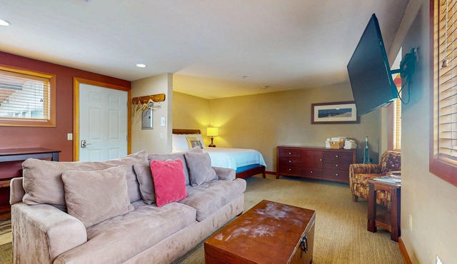 Lovely Studio Steps From Lake Chelan w/Shared Pool, Free WiFi, Central AC, Patio