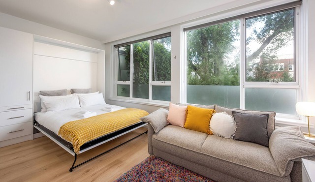 Lovely Studio with Free Parking in East Melbourne!