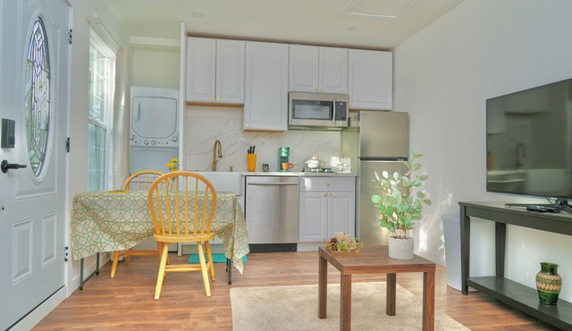 Lovely studio with AC in charming West Hills