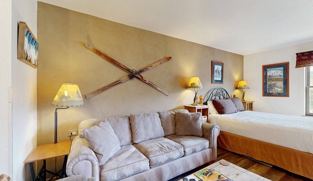 Lovely studio with full kitchen, private balcony, pool/hot tub, & fast WiFi