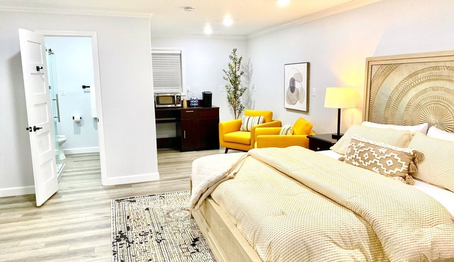 Lovely suite located on the property of a historic estate in Mena.