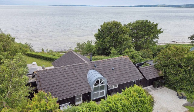 Lovely summer house with a view and outdoor spa.