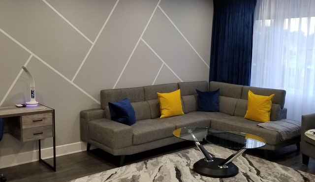 Lovely sunny apartment with private entrance 5 minutes from the metro