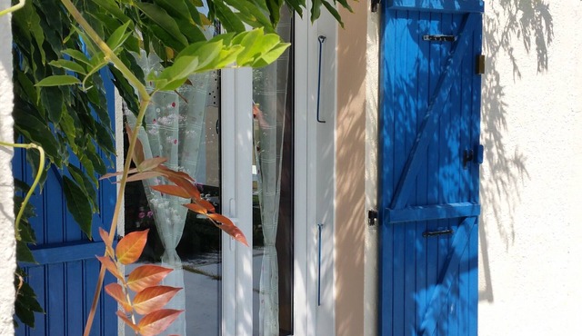 Lovely, sunny house, full of charm, quiet and conveniently located by the sea.