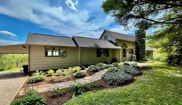 Lovely, Sunny, Stockbridge Home with Wood Stove & Sundeck!