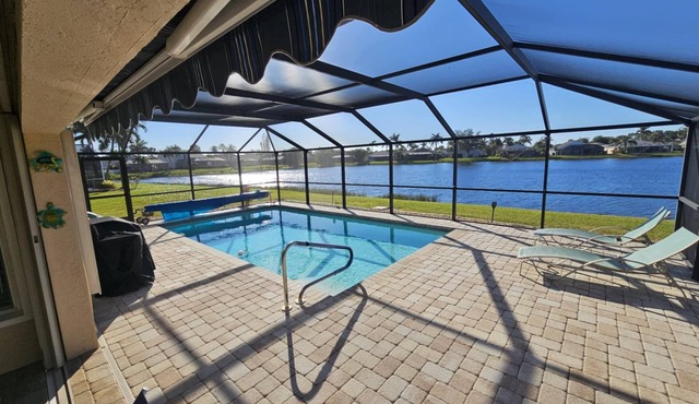 Lovely sunsets over the lake w/enclosed pool. Near beaches! Quiet subdivision