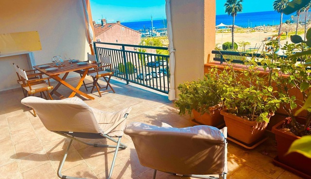 Lovely T2 apartment in residence with swimming pool and sea view. Free parking.