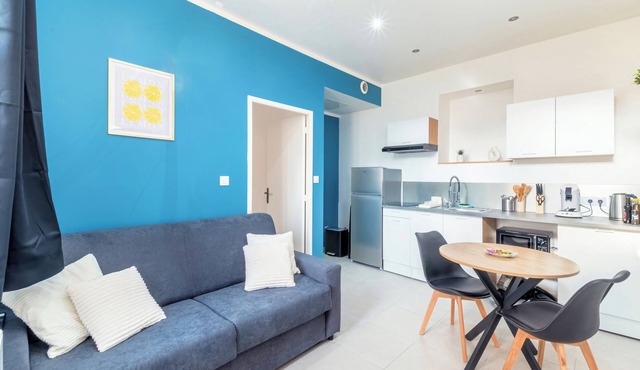 Lovely T2 apartment in a residence with air conditioning.