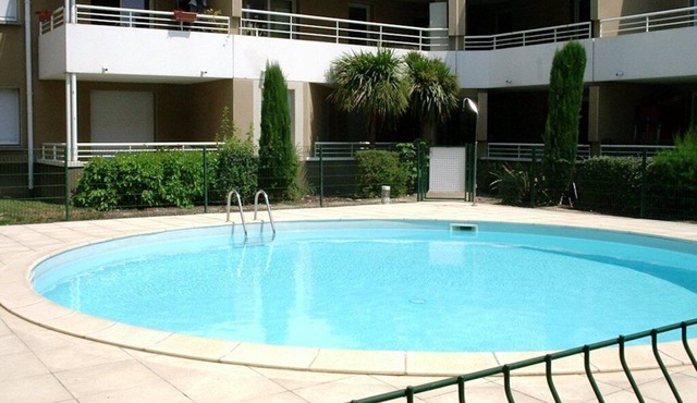 Lovely T2 with pool-near city and transport