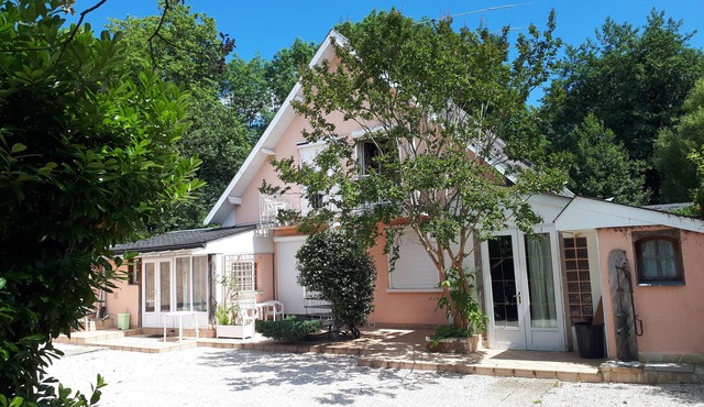 Lovely T3 in the greenery with terrace and pkg, 5 minutes from Tarbes center