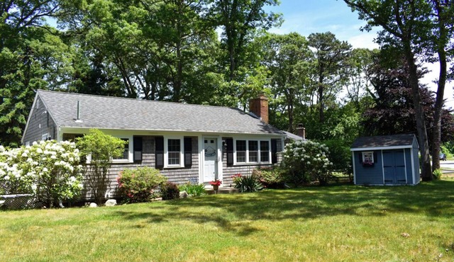 Lovely three bedroom home with access to Swan Pond