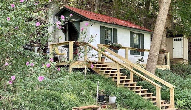 "Lovely Tiny House Rental for a Romantic Getaway in Shepherdstown, West Virginia