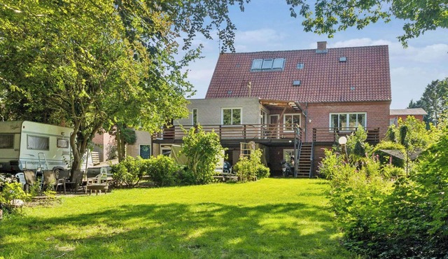 Lovely Town Apartment - Sleeps 5, Parking & Garden