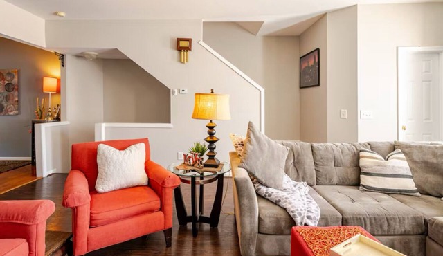 Lovely Townhome near RDU, downtown Raleigh &Durham