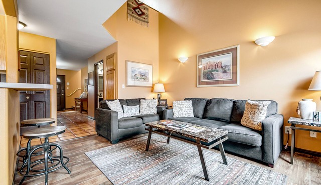 Lovely townhome with shared pool - close to adventure