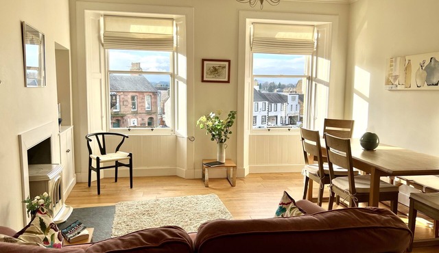 Lovely Townhouse with garden overlooking the Square sleeps 2-5+ comfortably