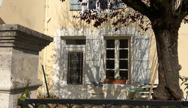 Lovely traditional riverside cottage