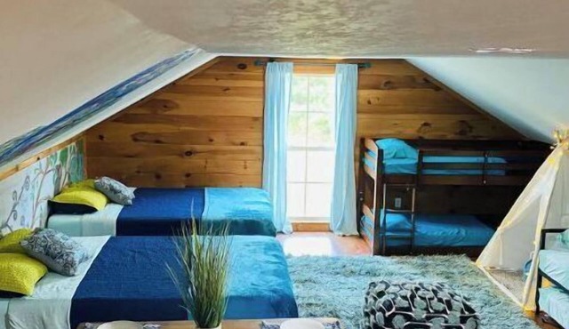 “Lovely Tree”Bunk House&Pool@The House on the Hill