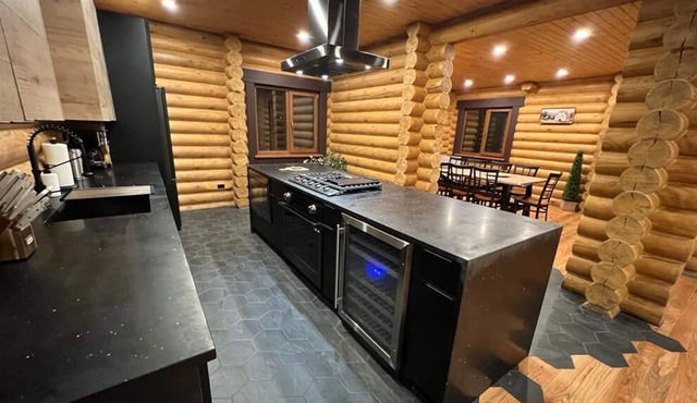 Lovely True Mountain Log Home w/ heated Pool!