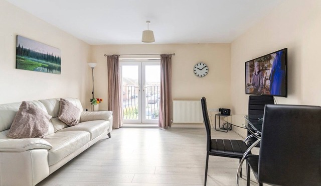 Lovely Two Bed detached house with Parking