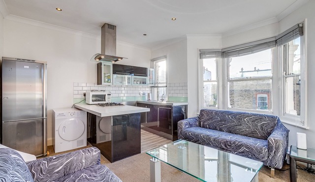 Lovely Two-Bedroom Apartment in a Prime Location Between the Commons