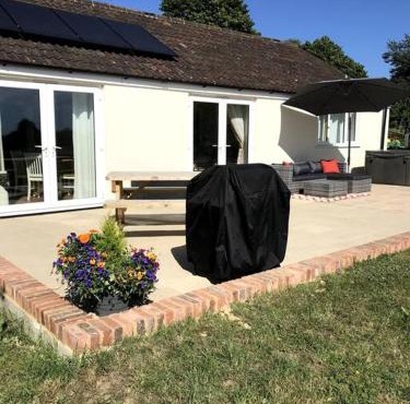 Lovely two bedroom bungalow with hot tub