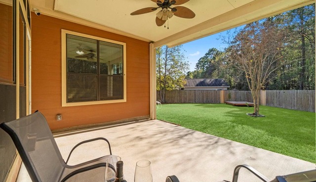 Lovely Two Bedroom house in Conroe with Office & Large Yard