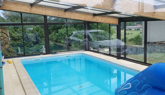 Lovely unfenced single-storey house with unheated covered swimming pool