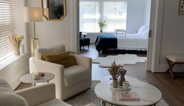 Lovely unit in heart of Hollywood