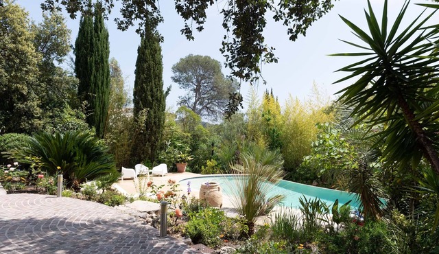 Lovely, unoverlooked villa. Luxuriant garden, heated swimming pool in St-Raphaël