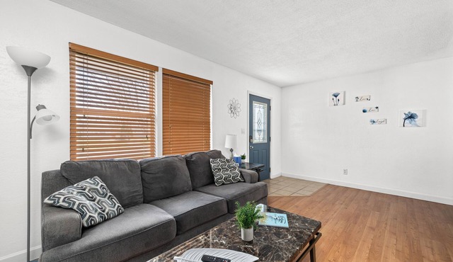 Lovely Updated 2bd house just minutes away from anything the Qc has to offer!