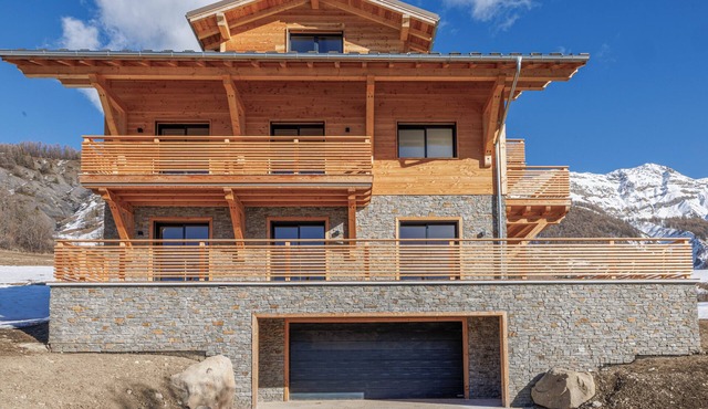 Lovely, upmarket R+1 chalet apartment 5 minutes from the slopes, near Lac d'Allos