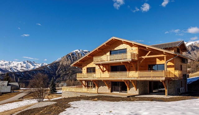 Lovely, upmarket RDC chalet apartment near Lac d'Allos and ski slopes