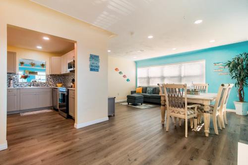 Lovely vacation home 1 block from beach & downtown Gulfport