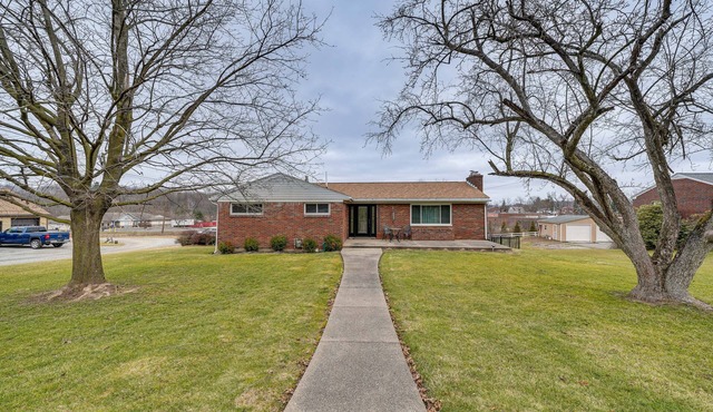 Lovely Valencia Home w/Yard & Private Pool!