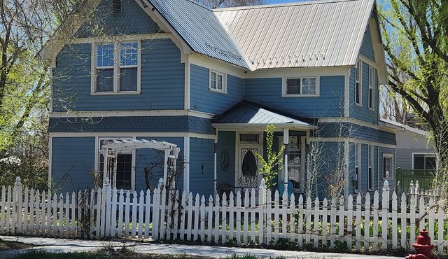 Lovely Victorian house in Paonia: walk to town, the park, and the river.